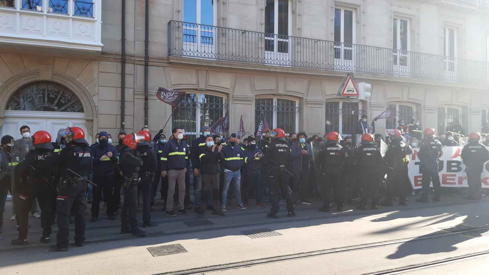 Imagen de la concentracin frente al Parlamento vasco / @esksindikatua