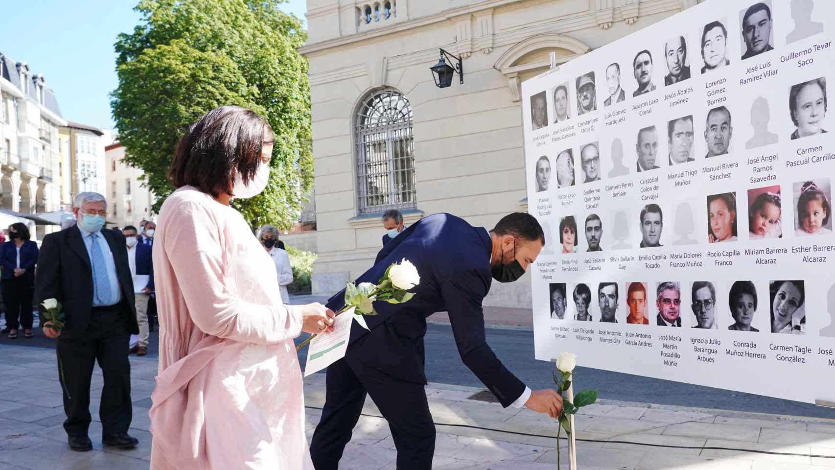 El delegado del Gobierno en Euskadi, Denis Itxaso, y la consejera vasca de Igualdad, Justicia y Polticas Sociales, Beatriz Artolazaba durante el homenaje. / EP