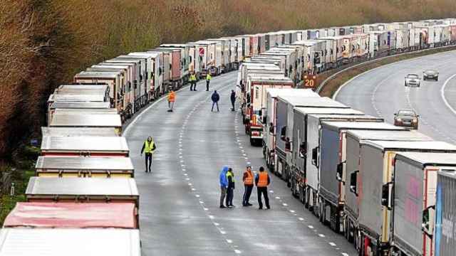 Largas colas de camiones aparcadosen los arcenes de una de las autopistas cerca de Dover (Reino Unido) a finales de 2020. / EFE