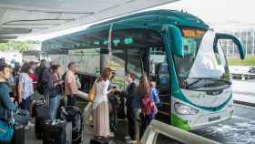 Autobus de Lurraldebus en el aeropuerto de Bilbao / Wikimedia Commons