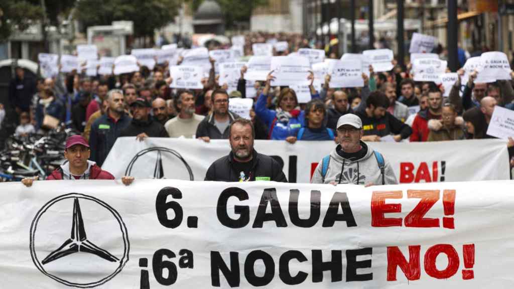 Miles de personas este mircoles en la manifestacin en apoyo a los trabajadores de Mercedes en Vitoria. / EFE