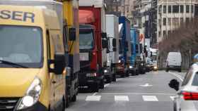 Caravana de transportistas en huelga en San Sebastin / EFE