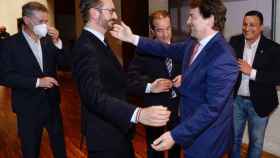 El presidente de la Junta de Castilla y Len , Alfonso Fernndez Maueco, felicita a Javier Maroto. / EFE