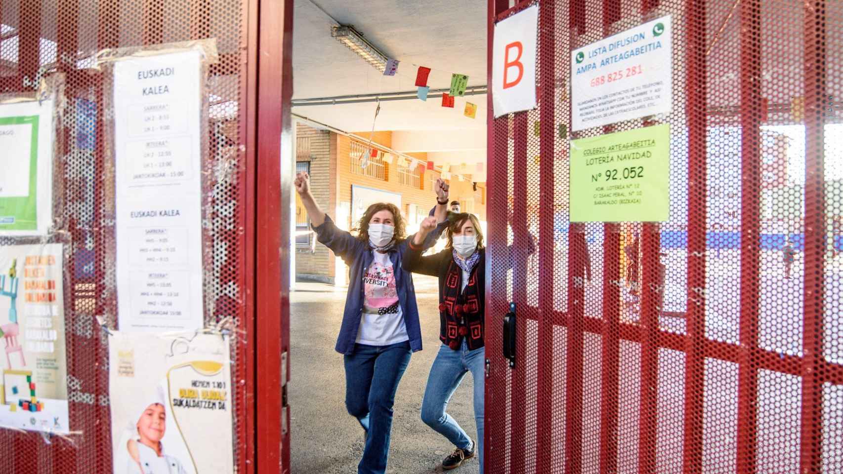 Los trabajadores del colegio Arteagabeitia de Barakaldo celebran un quinto premio en la Lotera de Navidad. / EFE