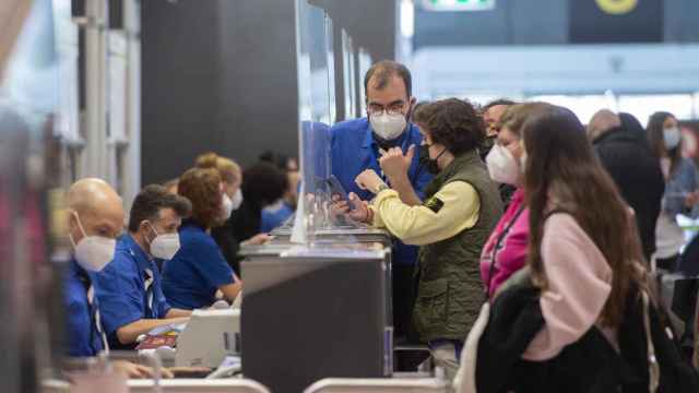 Pasajeros esperan para facturar su maleta en la T4 del Aeropuerto Adolfo Surez Madrid-Barajas, en Madrid. / EP