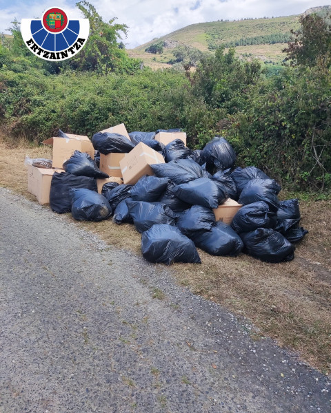 Alijo de droga abandonado en la carretera / Ertzaintza