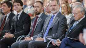 El rey Felipe VI en el BEC junto a Unai Rementeria y Denis Itxaso / EFE