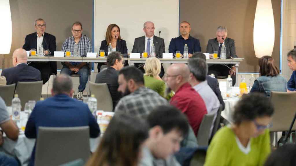 Ricardo Barkala, con empresas y sindicatos del Puerto de Bilbao en la presentación del nuevo convenio / CV