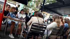 Un grupo de jvenes en la terraza de un bar. / EFE