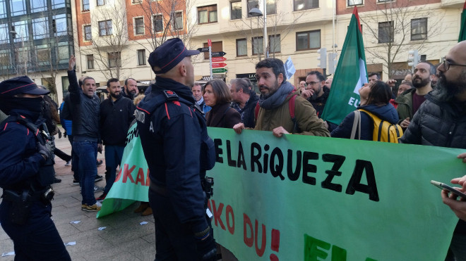 Un ertzaina exige a Etxeberria que abandonen el lugar donde estaban concentrados. / Crónica Vasca