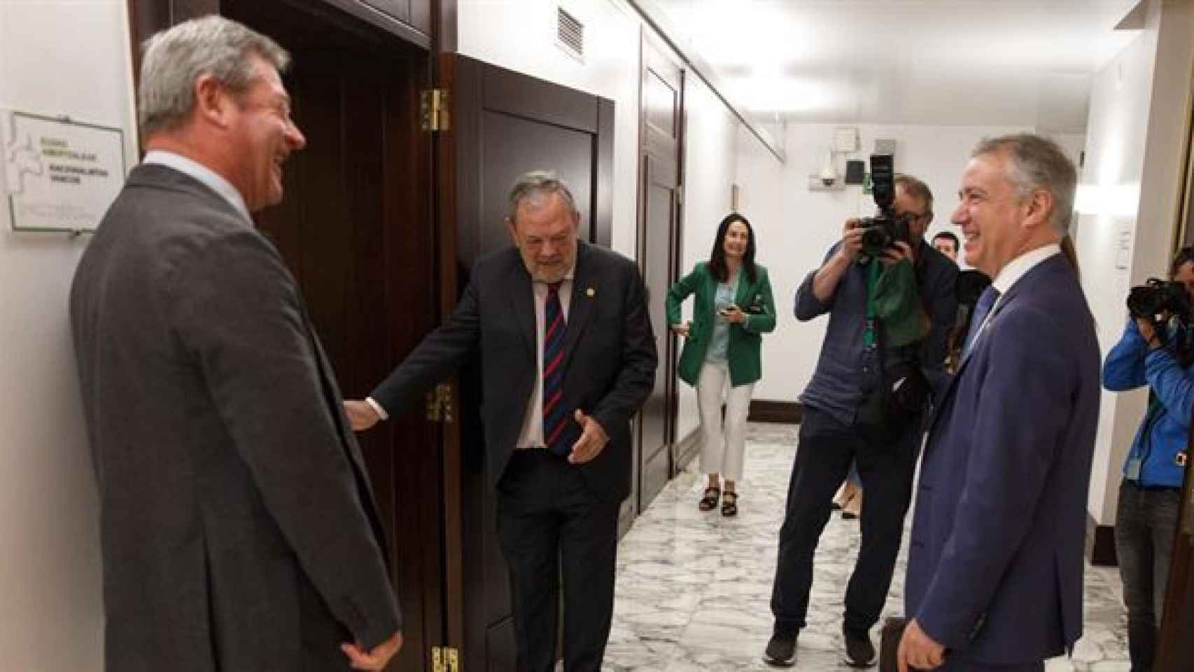 Pedro Azpiazu, con Iigo Urkullu y Bingen Zupiria en el Parlamento vasco. / EFE