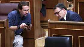 El vicepresidente segundo del Gobierno, Pablo Iglesias, junto al portavoz del PNV en el Congreso, Aitor Esteban, en una imagen de archivo. EFE