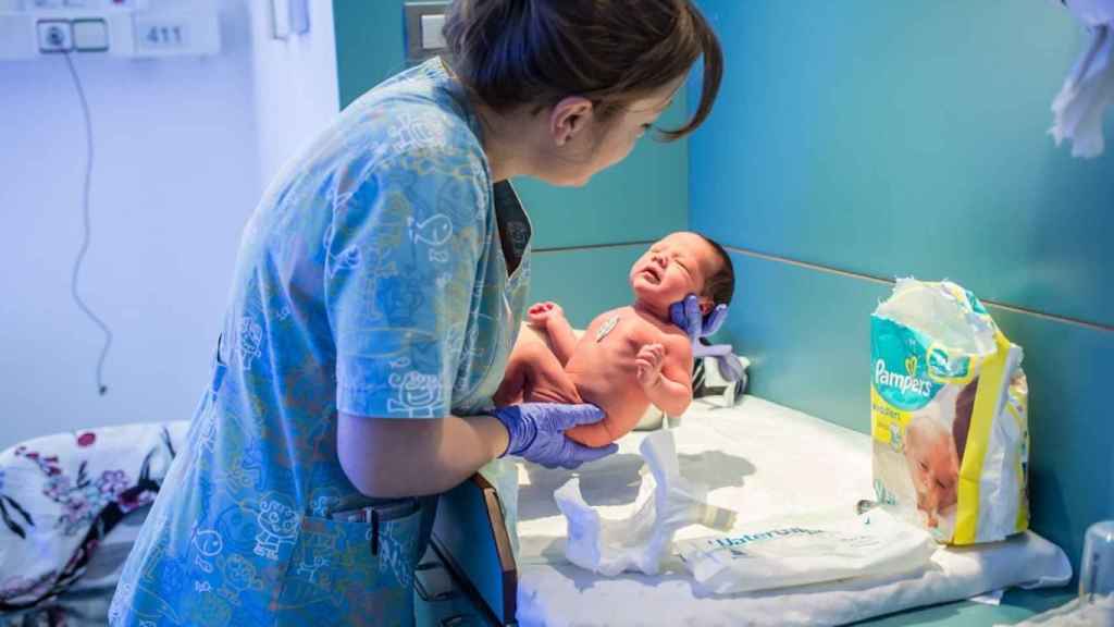 Una matrona con un recin nacido en un hospital. / EP