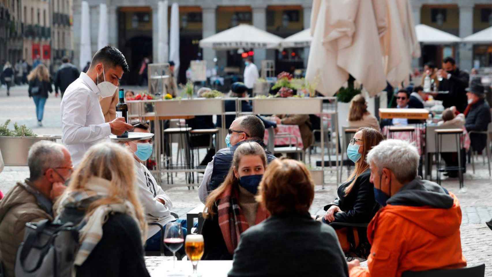 Varias personas sentadas en una terraza de la madrilea Plaza Mayor. / EFE/Emilio Naranjo