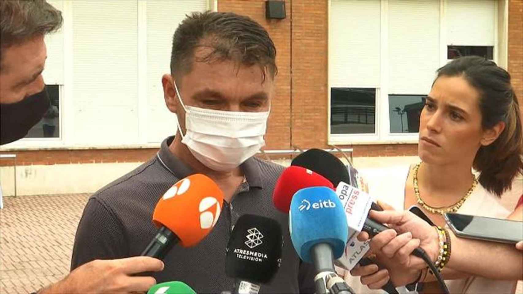 El padre de Alexandru, apaleado en Amorebieta en 2021, habla a los medios.