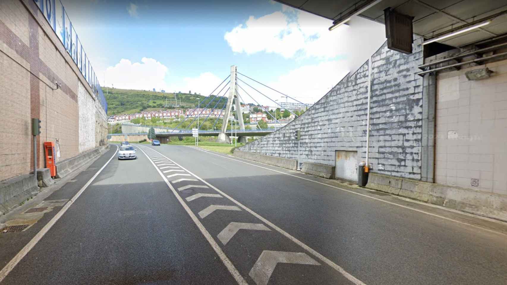 Salida de los tneles de la calle Carmelo Bernaola, en sentido hacia el alto de Enekuri. /Google Street View