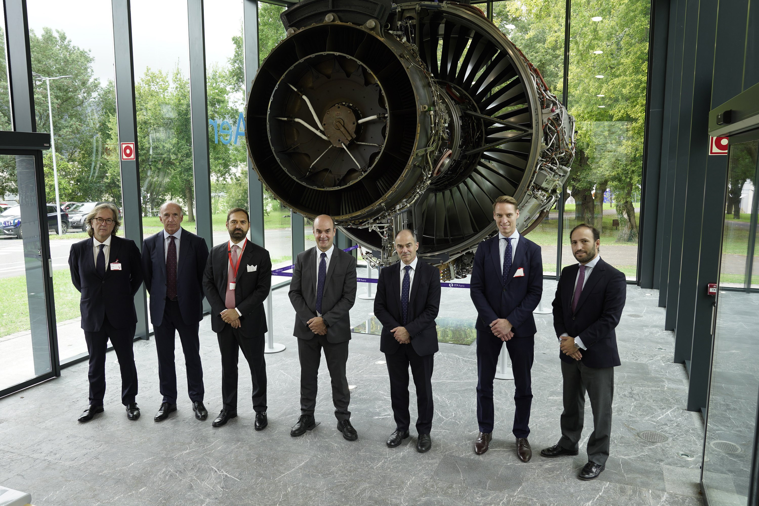 De izquierda a derecha: Ibon Aperribay, Presidente de SAPA; Ian Davis, Presidente de Rolls-Royce; Ivano Sessa, Bain Capital Management Director; Carlos Alzola, Consejero Director General de ITP Aero; Warren East, Consejero Delegado de Rolls-Royce; Tobias