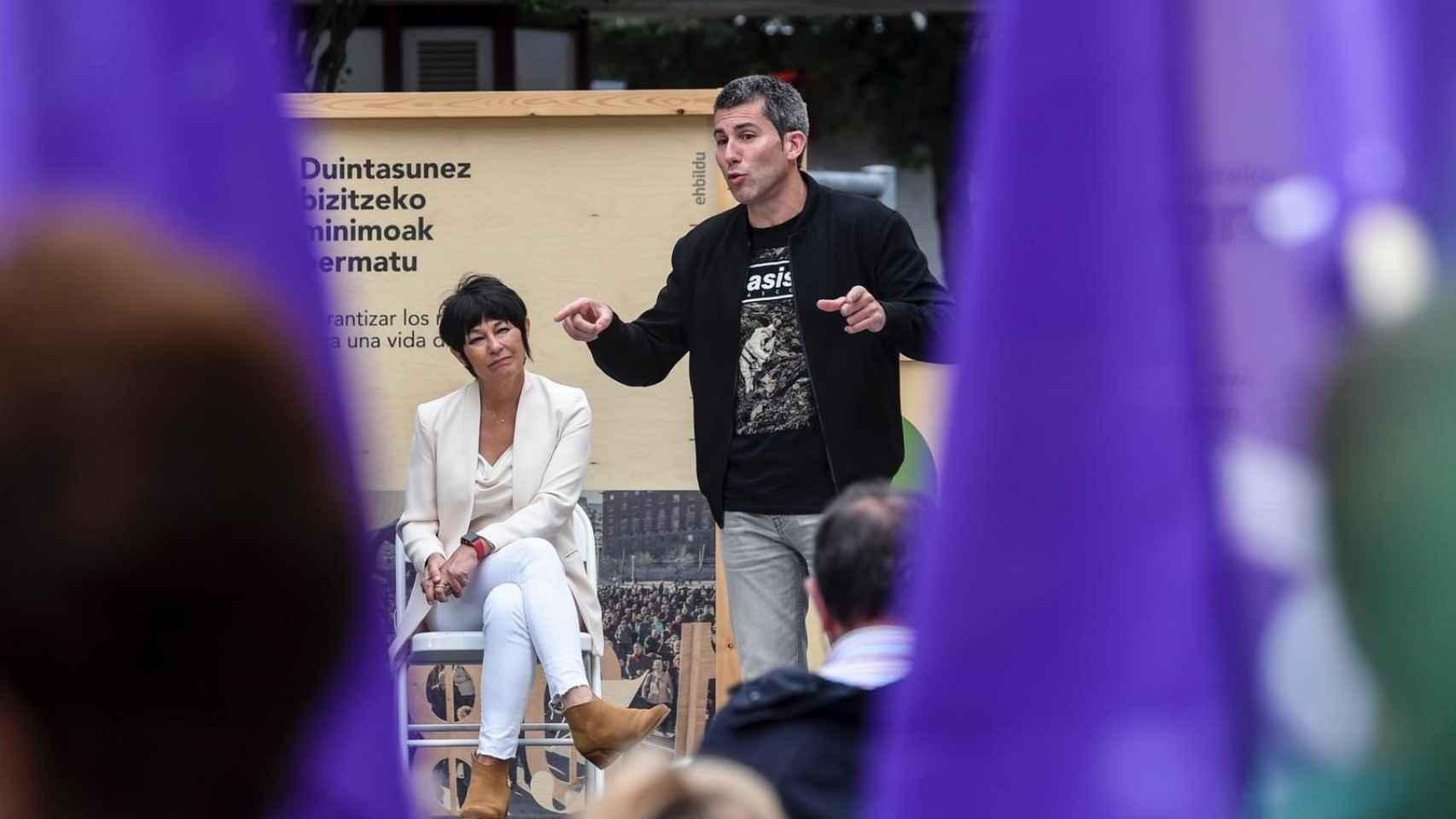 El secretario general de Sortu, Arkaitz Rodrguez, con la portavoz de EH Bildu en el Parlamento, Madalen Iriarte. / EP