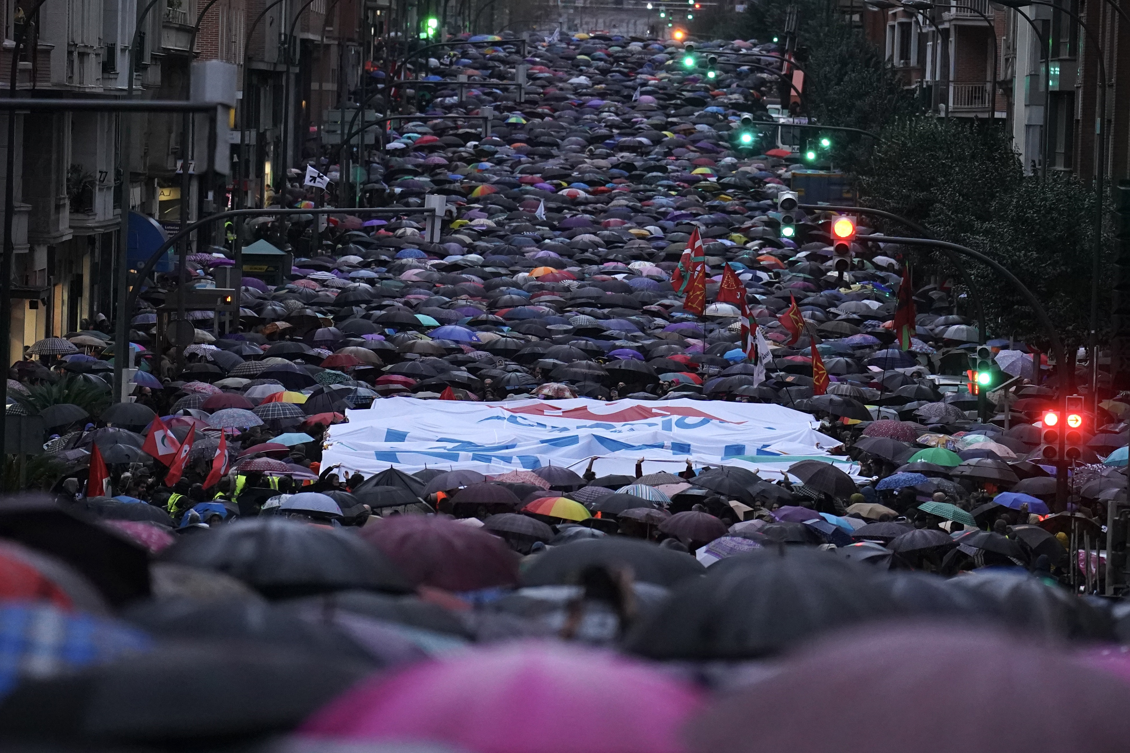 Numerosas personas se manifiestan en defensa de los derechos de los presos de ETA. / EP