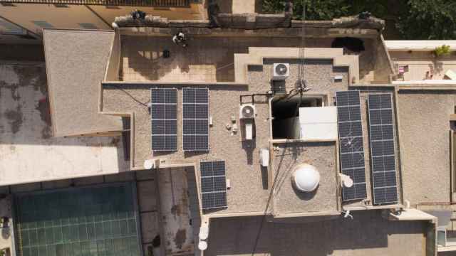 Placas solares para mejorar la edificiencia energtica de un edificio. / EP