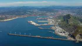 Vista general del Puerto de Bilbao, con los aerogeneradores del parque de Punta Lucero en primer término./ CV
