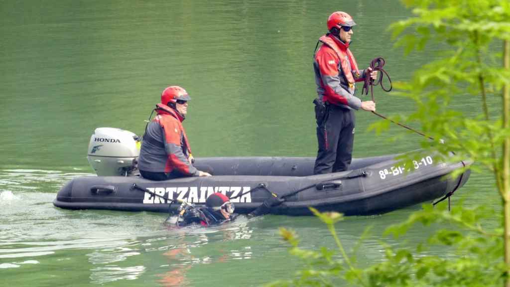 Emergencia de Euskadi buscan a un joven migrante desaparecido el pasado da 18 en el ro Bidasoa. / EP