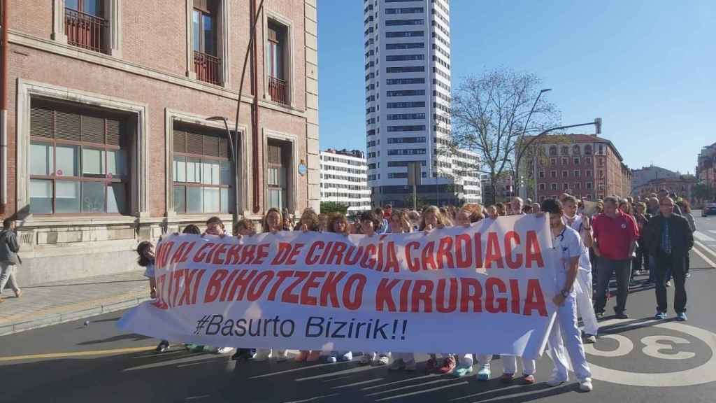 Imagen de la concentracin contra el cierre de la ciruga cardaca en el Hospital de Basurto./ EuropaPress