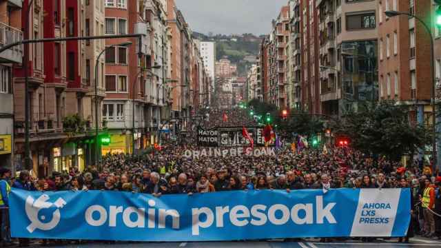 Miles de personas piden en Bilbao ms acercamientos de presos de ETA a Euskadi. EFE