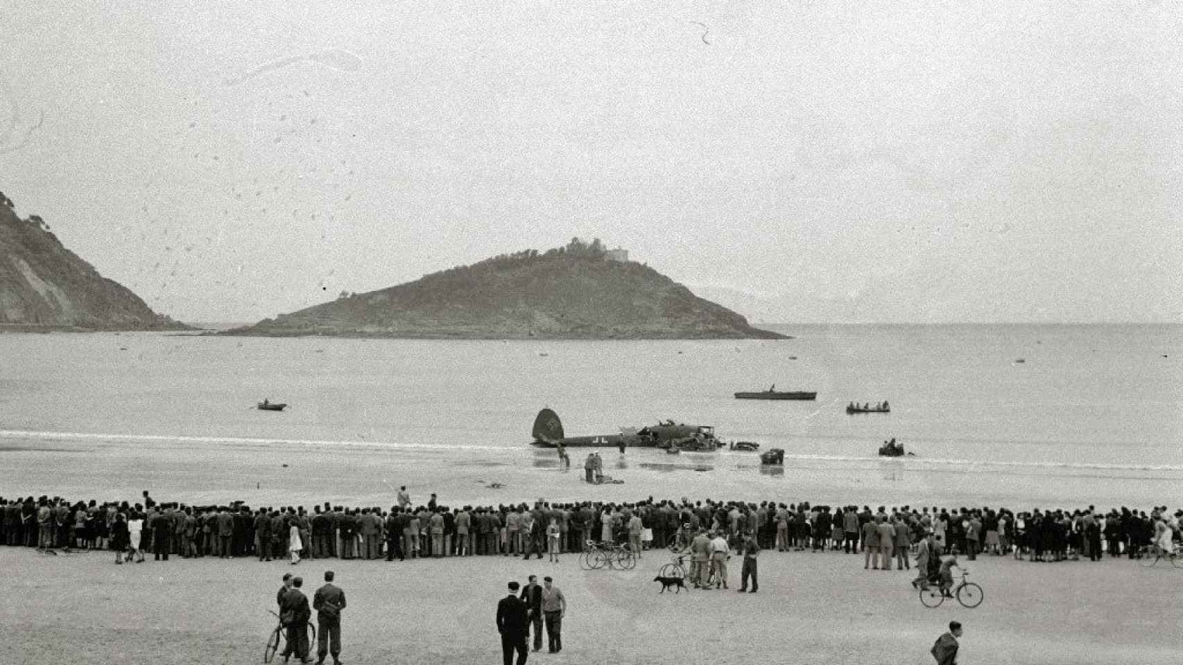 El ultimo vuelo de leon degrelle en la playa de La Concha en 1945. / Fototeca Kutxa