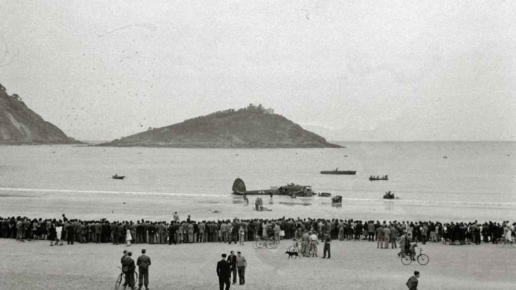 El ultimo vuelo de leon degrelle en la playa de La Concha en 1945. / Fototeca Kutxa