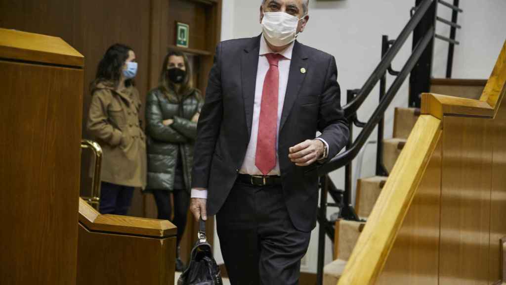 El consejero vasco Iaki Arriola en el pleno del Parlamento Vasco. / EP