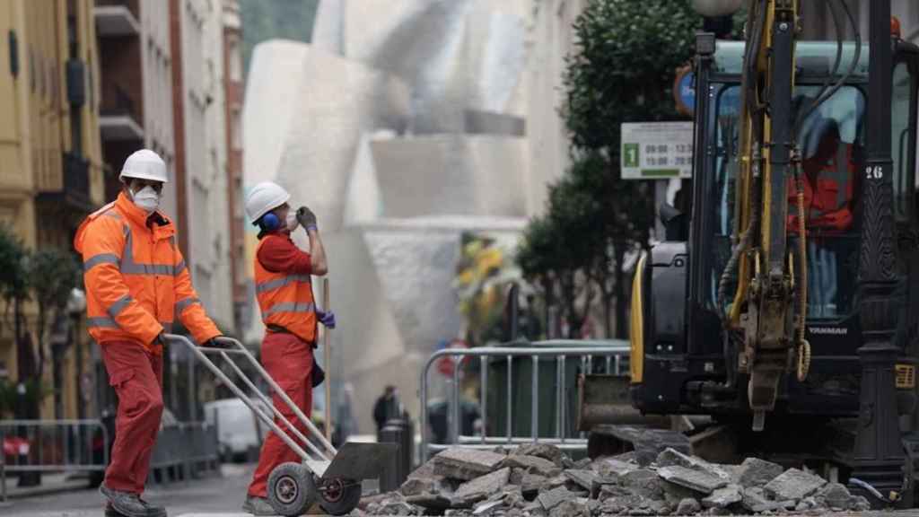 Trabajadores en una obra en Bilbao