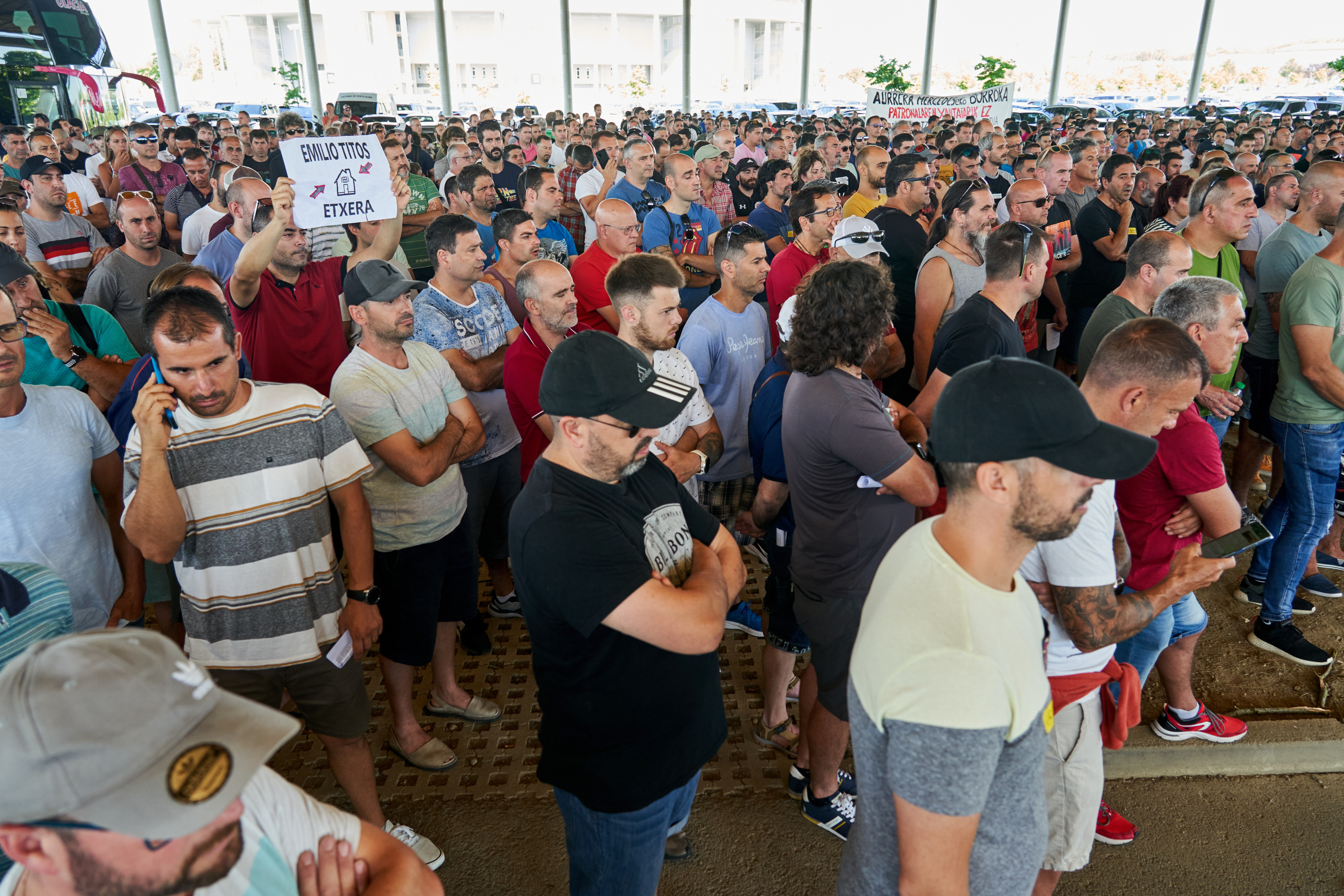 Asamblea de trabajadores de Mercedes Vitoria / L. Rico (EFE)