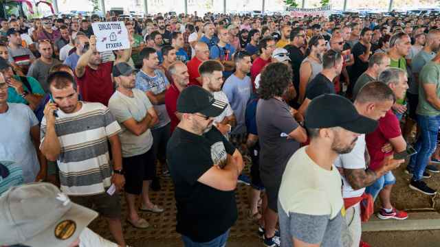 Asamblea de trabajadores de Mercedes Vitoria / L. Rico (EFE)