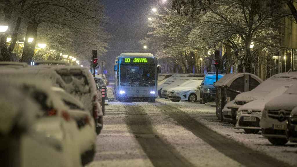 Un autobs circula por Vitoria esta madrugada / David Aguilar (EFE)