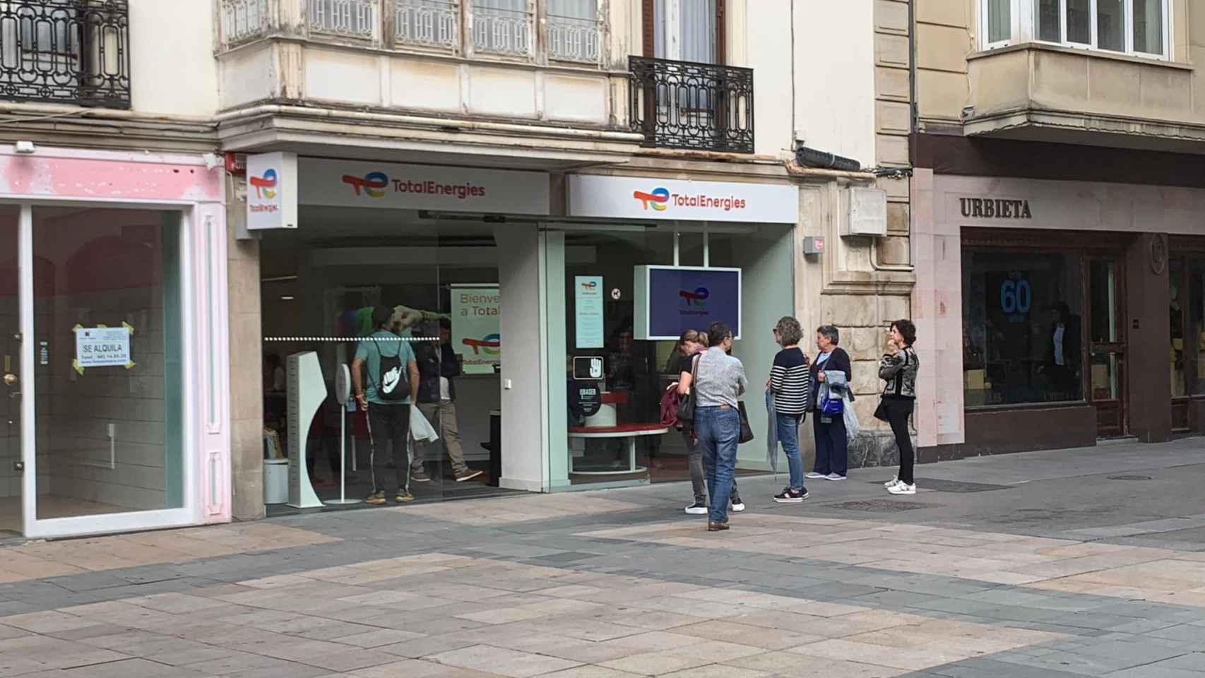 Colas en una oficina de TotalEnergies en Vitoria / CV