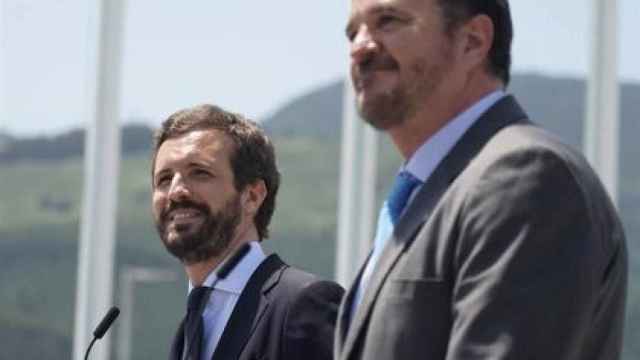 El presidente del PP vasco, Carlos Iturgaiz, junto a Pablo Casado durante una visita a Euskadi en el mes de junio. /EP