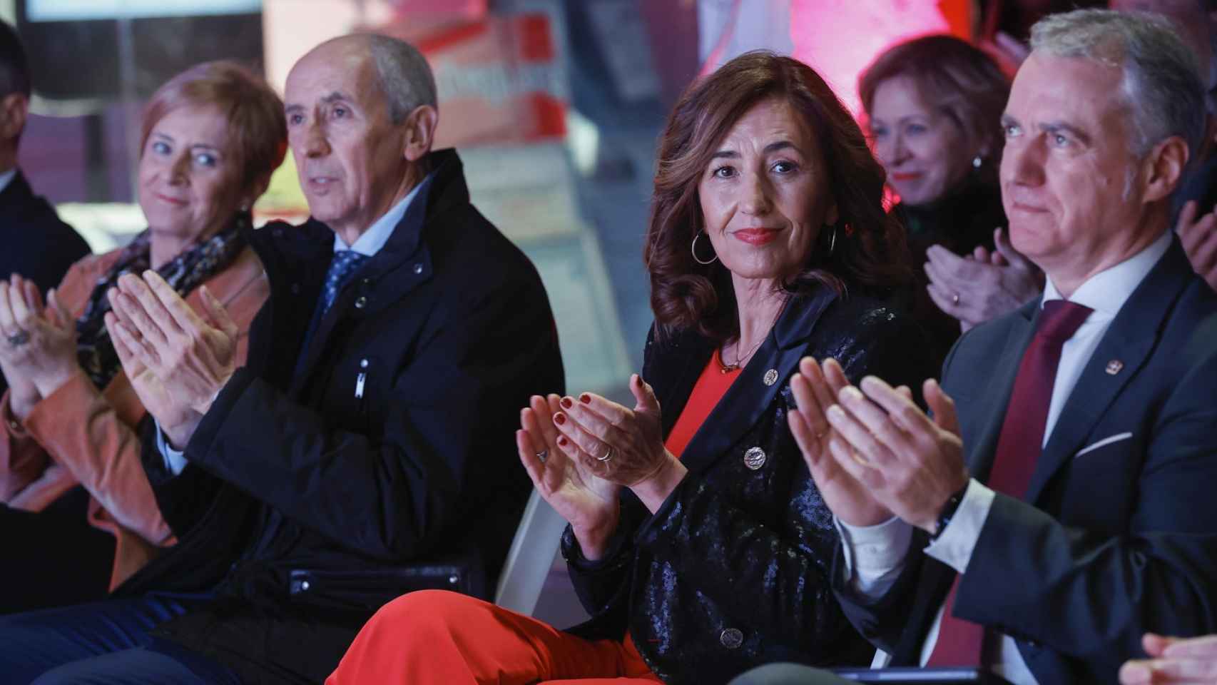 El lehendakari, Iigo Urkullu, junto a la consejera de Gobernanza Pblica, Olatz Garamendi, y otros representantes del Gobierno este mircoles en Bilbao. / Efe