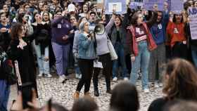 Varias personas durante la manifestacin convocada por Ikasle Sindikatua con motivo del 8-M / Europa Press