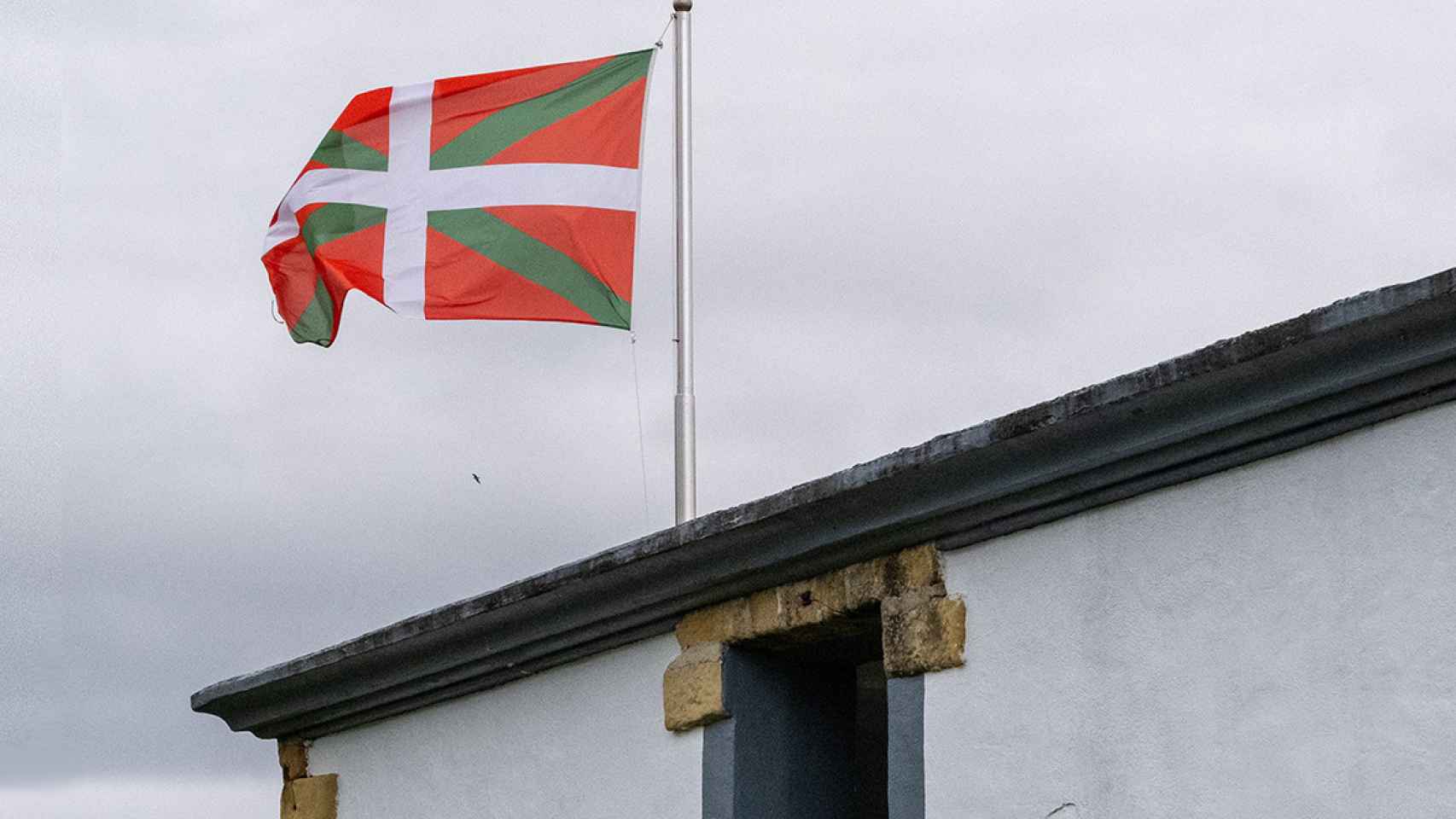 Bandera vasca en el tejado de un caserio / PEXELS