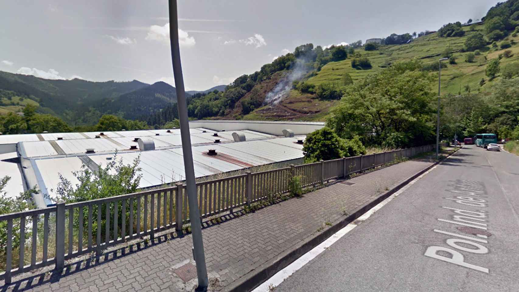 Vistas del tejado de un pabelln en el polgono de Acitain, Eibar / GOOGLE STREET VIEW