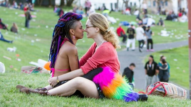 Jamie Clayton y Freema Agyeman como Nomi y Amanita en la serie de ciencia ficción 'Sense 8'. / Netflix