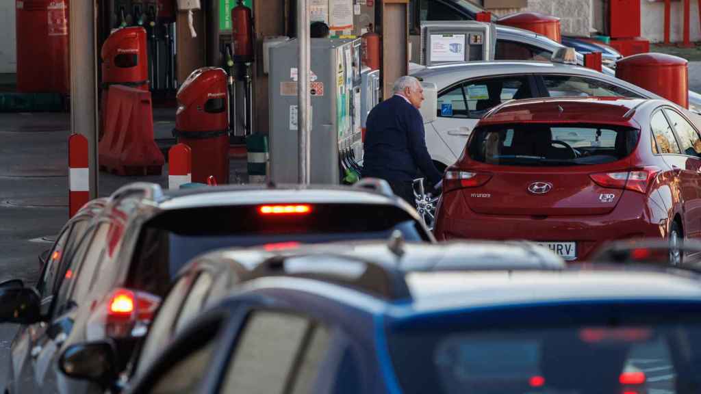 Un hombre repostando en una gasolinera. / EP