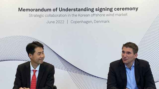 Marc Becker, consejero delegado de la divisin offshore de Gamesa, firma el contrato junto al vicepresidente de Doosan Enerbility / Siemens Gamesa