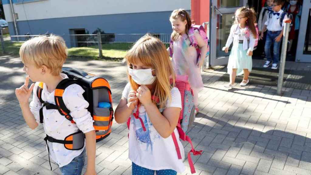 Un grupo de nios a la salida de un colegio. / EFE