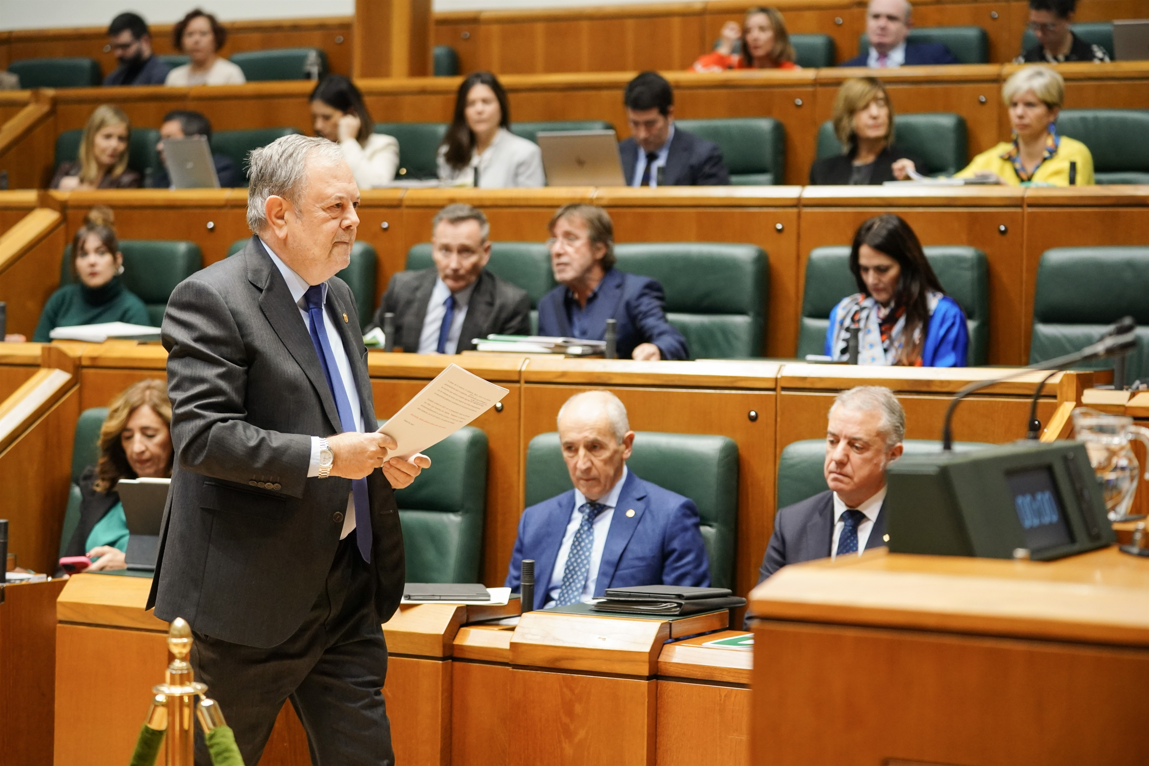 El consejero de Economía y Hacienda, Pedro Azpiazu, durante una sesión del Parlamento vasco / Iñaki Berasaluce (Europa Press)