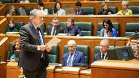 El consejero de Economa y Hacienda, Pedro Azpiazu, durante una sesin del Parlamento vasco / Iaki Berasaluce (Europa Press)