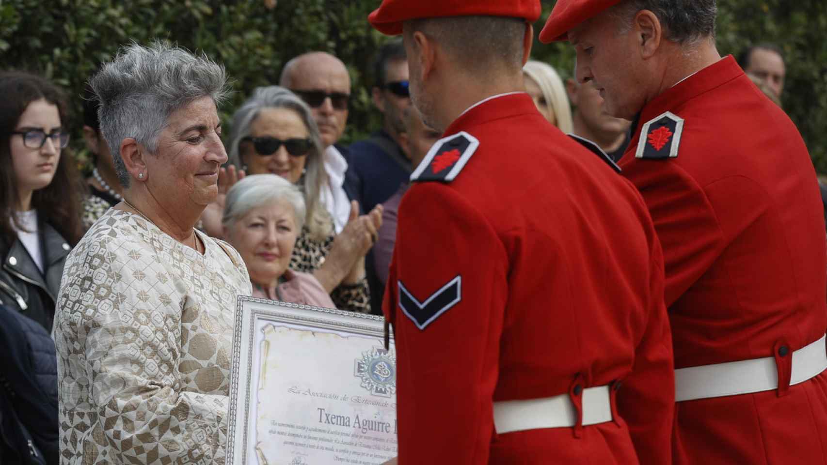 Maite Mollinedo, viuda de Txema Aguirre, recibe una placa conmemorativa. / EFE