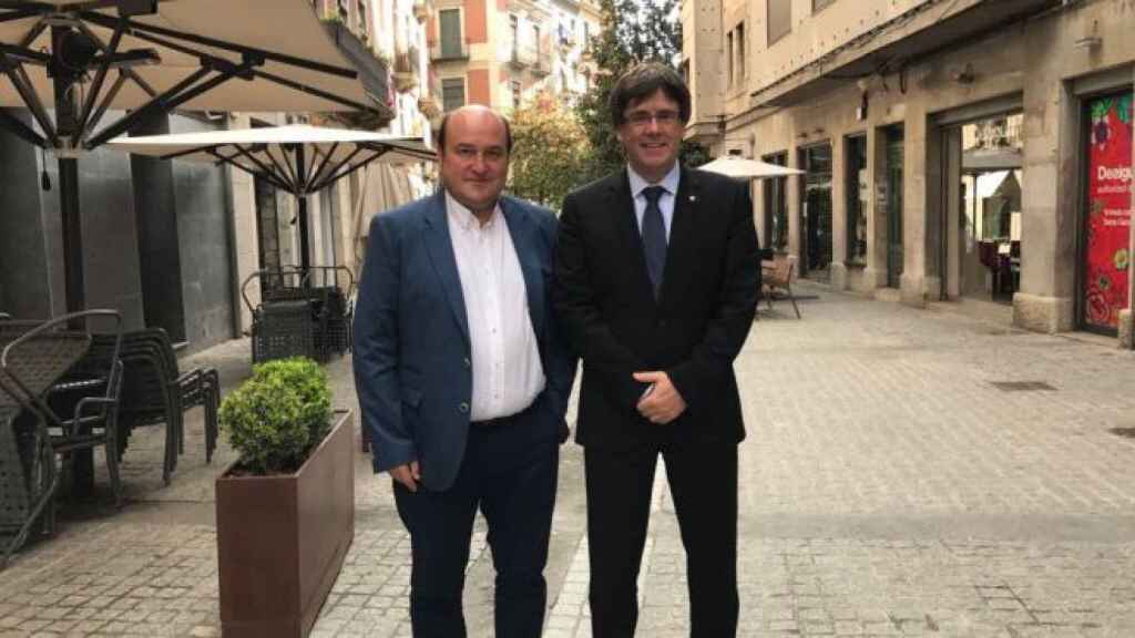 Ortuzar junto a Puigdemont días antes del referndum del 1 de octubre de 2017 / Twitter