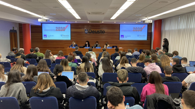 Estudiantes presentes en las mesas de debate de Periodismo 2030 en la Universidad de Deusto. /CV